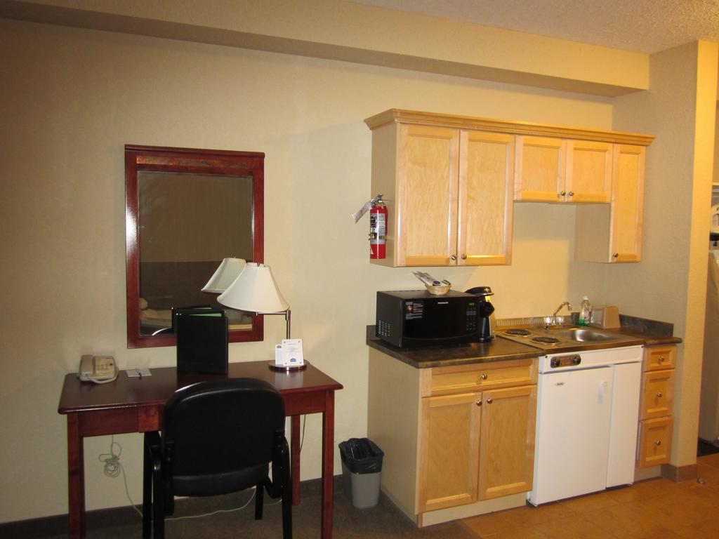 Lakeview Inns & Suites - Fort Nelson Bagian luar foto