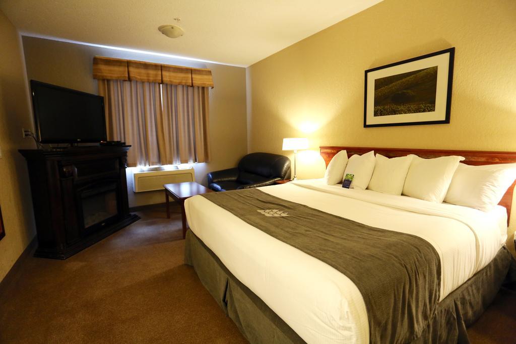 Lakeview Inns & Suites - Fort Nelson Bagian luar foto