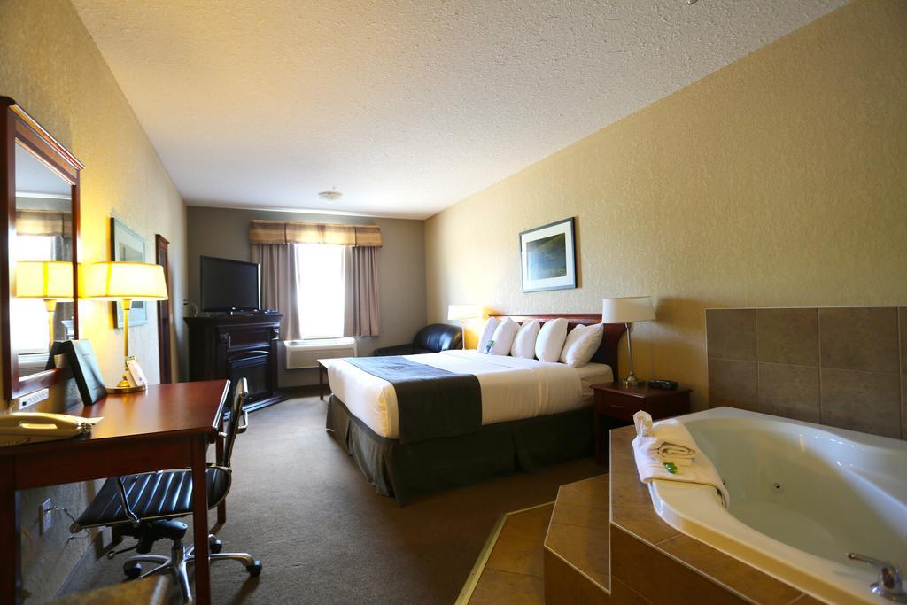 Lakeview Inns & Suites - Fort Nelson Bagian luar foto
